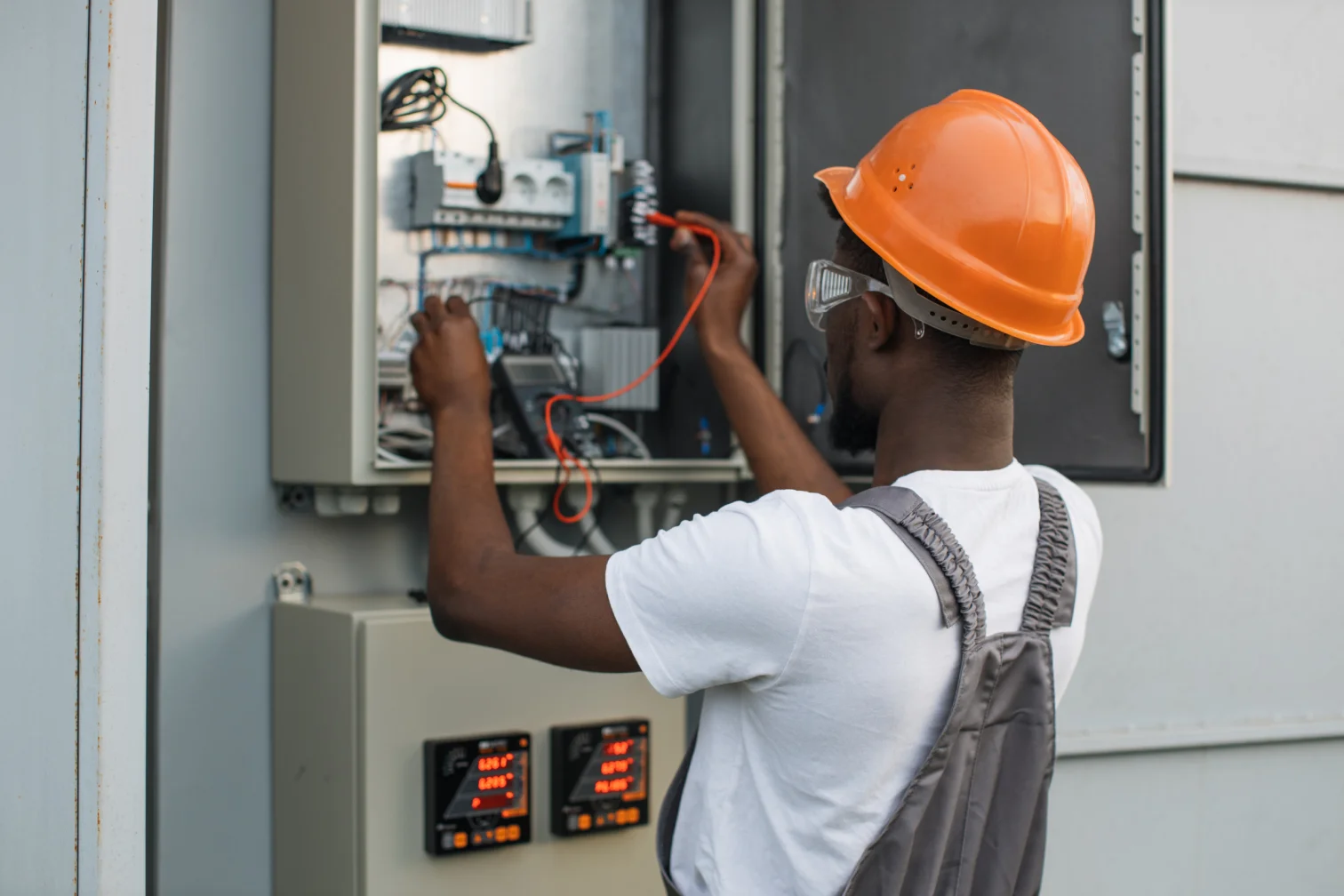 Descarga eléctrica en el trabajo: qué hacer primero