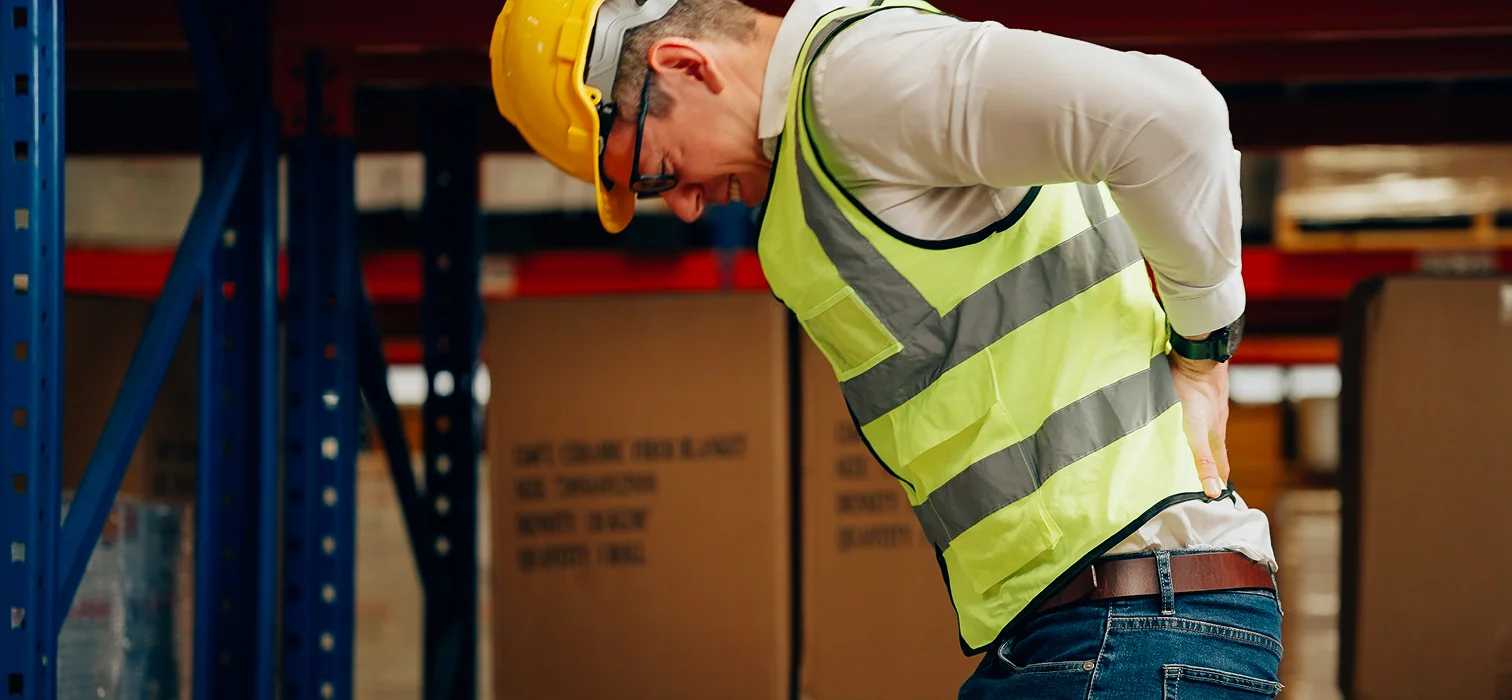 Trabajador lesionado por un accidente laboral que sufrió lesiones de columna